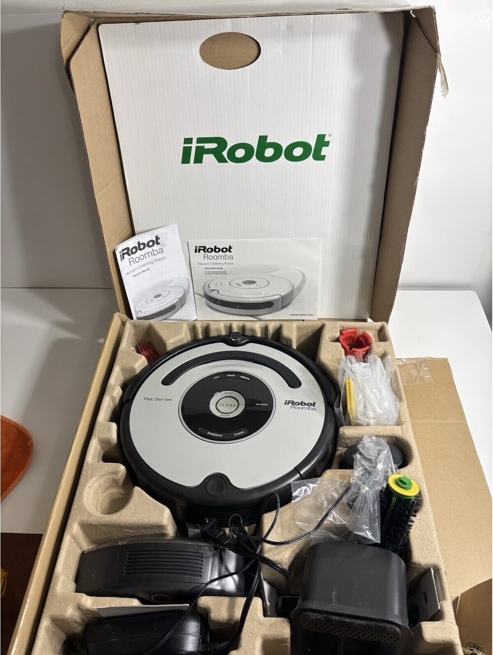 iRobot Roomba 563 Pet Series Vaccuum Cleaner W/All Accessories.